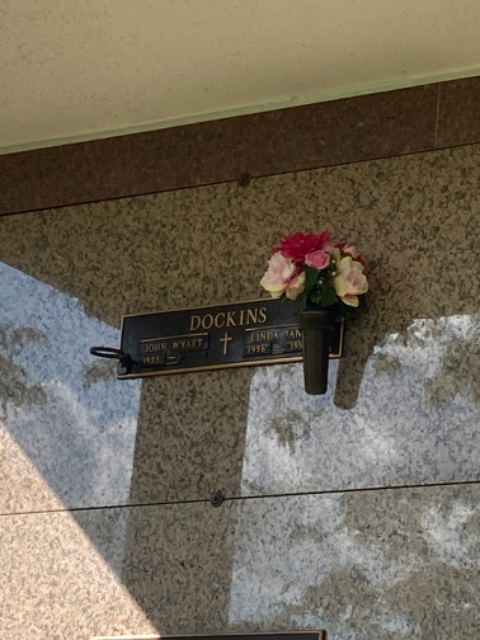 Flower delivery for Linda Jane Dockins