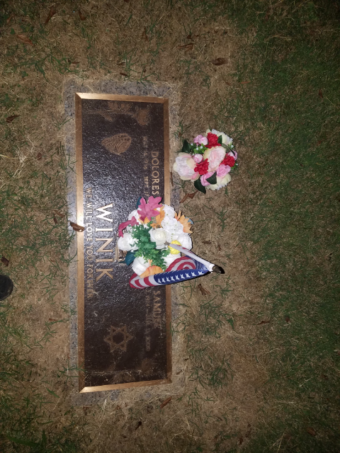 Flower delivery for Dolores Winik