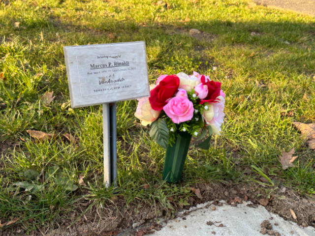 Flower delivery for Grave Flowers