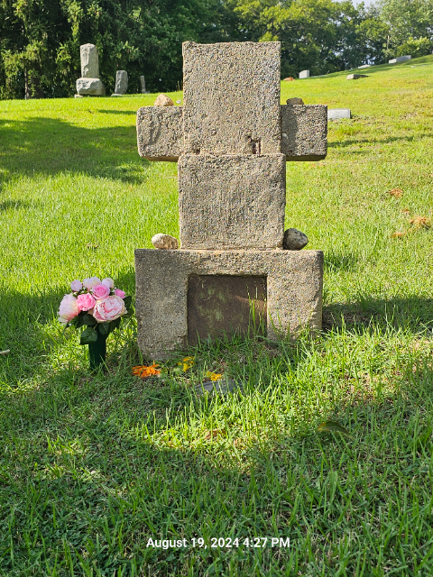 Flower delivery for Lois Beatrice Antoinette Titus