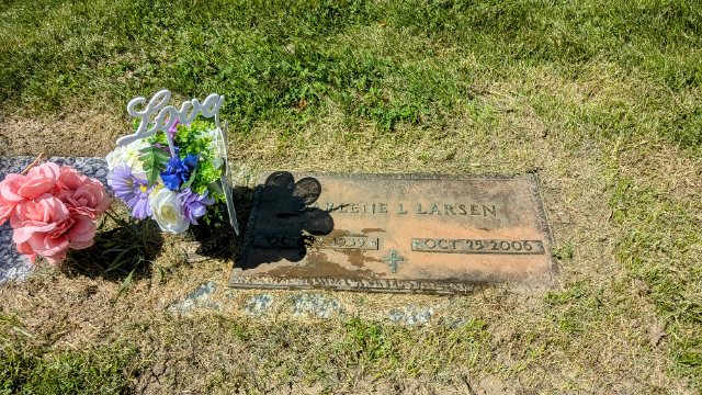 Flower delivery for Darlene Lois Larsen