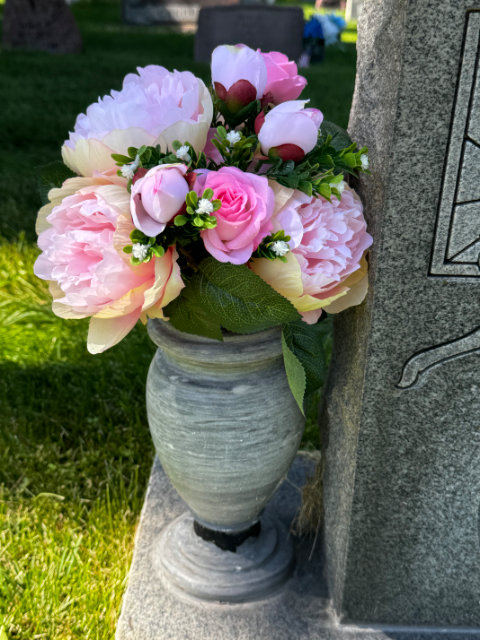 Flower delivery for Kiyoe Johnson