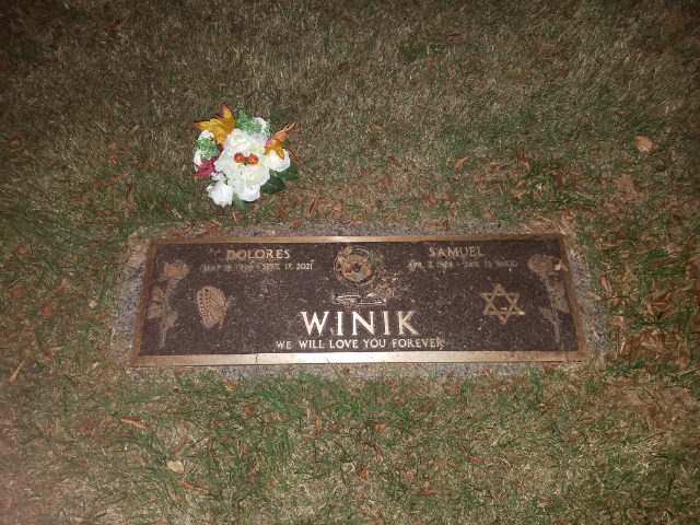 Flower delivery for Dolores Winik