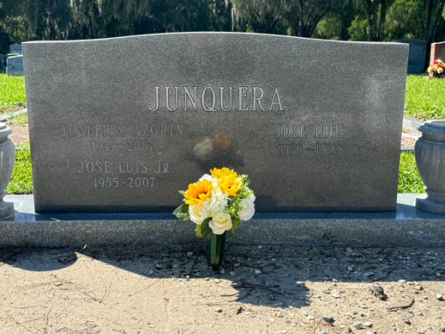 Flower delivery for Josefita Junquera