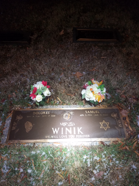 Flower delivery for Dolores Winik