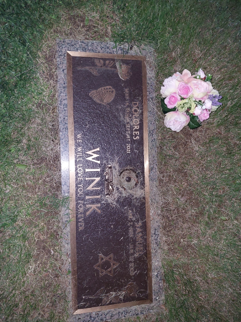 Flower delivery for Dolores Winik