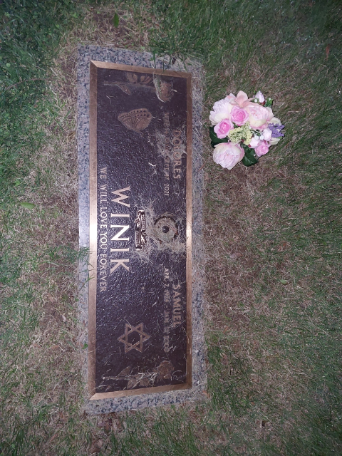 Flower delivery for Dolores Winik