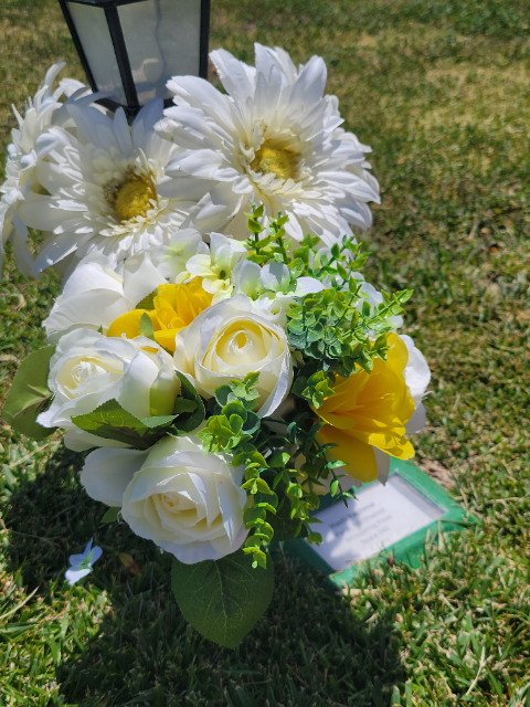 Flower delivery for Hasti Yaghmai