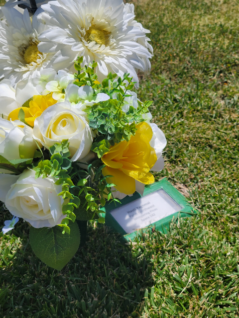 Flower delivery for Hasti Yaghmai