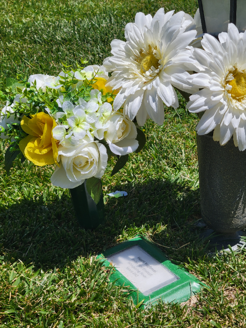 Flower delivery for Hasti Yaghmai