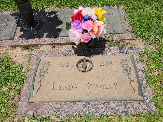 Flower delivery for Lynda Beryle Stanley