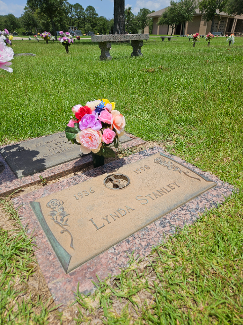 Flower delivery for Lynda Beryle Stanley