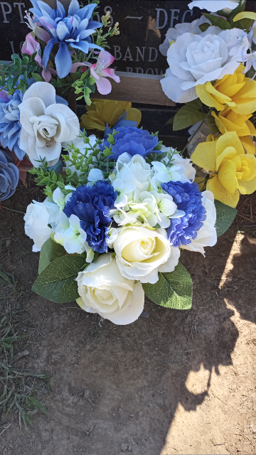 Flower delivery for Lloyd Juvonni Browning