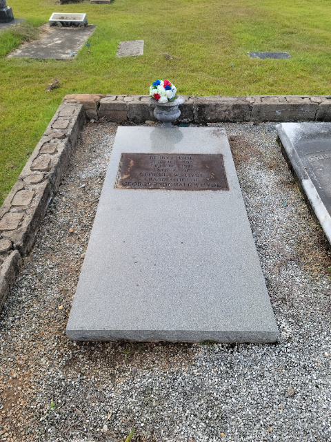 Flower delivery for Berry Hyde