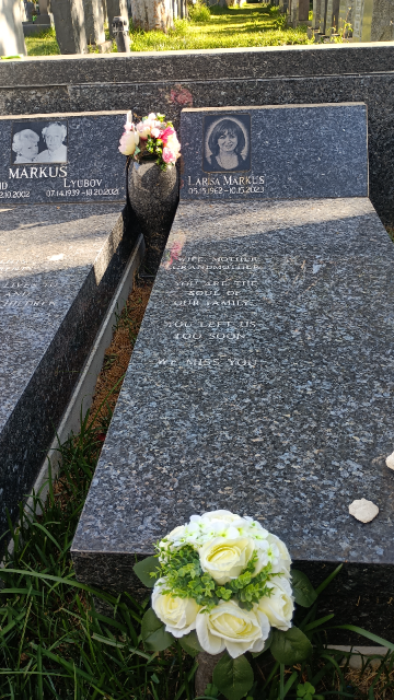 Flower delivery for Larisa Markus