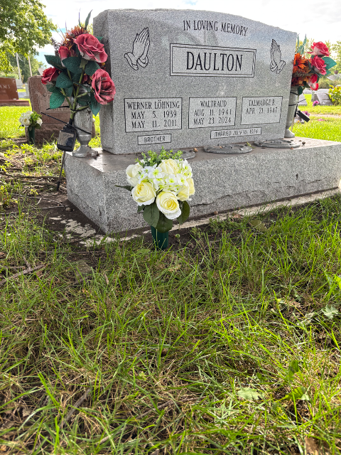 Flower delivery for Waltraud Daulton